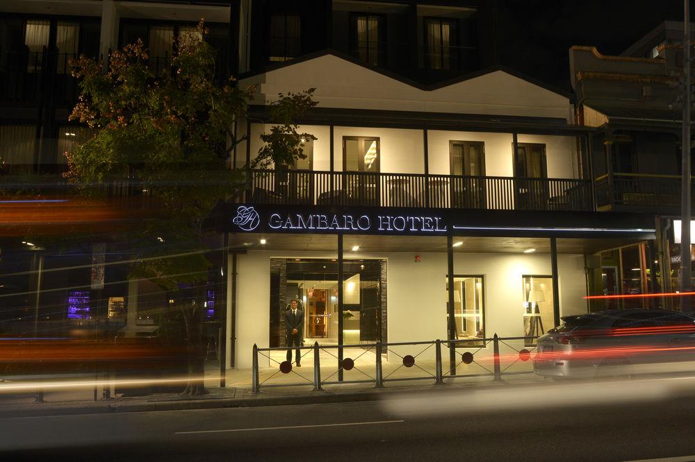布里斯班甘巴罗酒店 外观 照片 The hotel at night