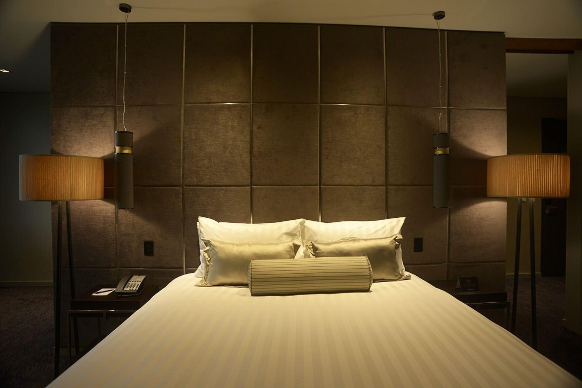 布里斯班甘巴罗酒店 外观 照片 A bed with a large headboard