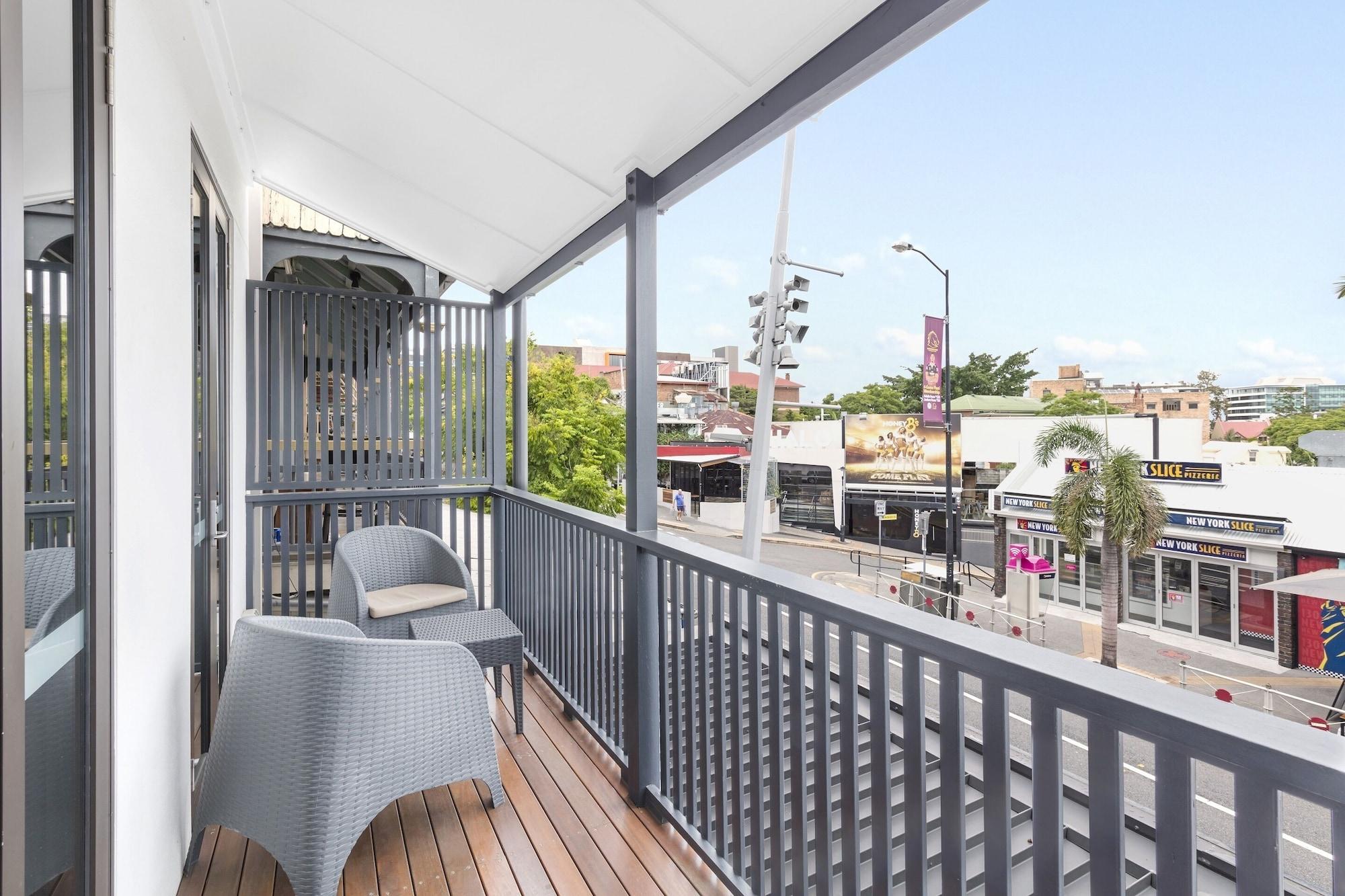 布里斯班甘巴罗酒店 外观 照片 Balcony of a typical apartment