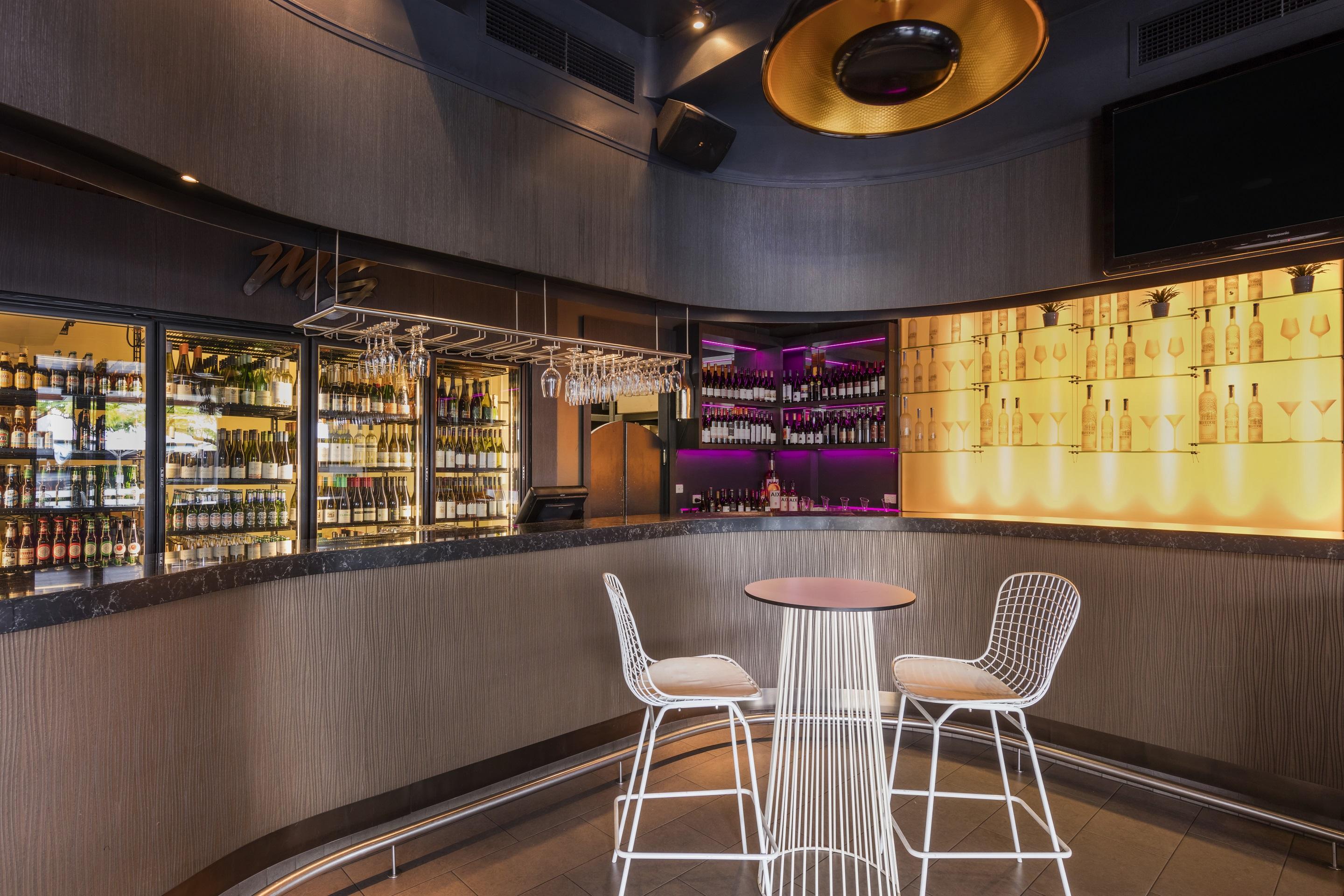 布里斯班甘巴罗酒店 外观 照片 The bar at the 2016-17-season home of the New York Red Bulls, Red Bull Arena in Harrison, New Jersey.