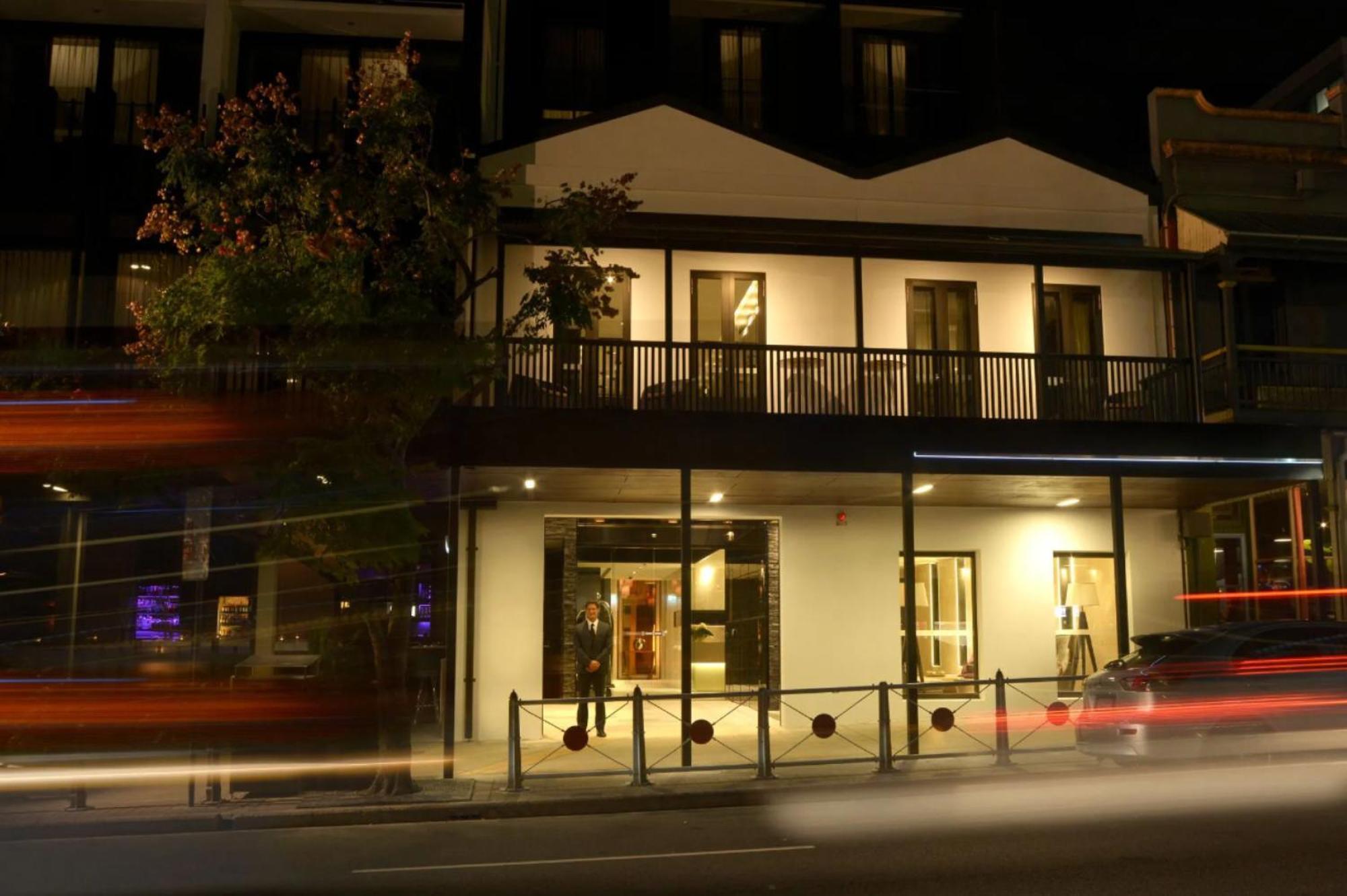 布里斯班甘巴罗酒店 外观 照片 The hotel at night